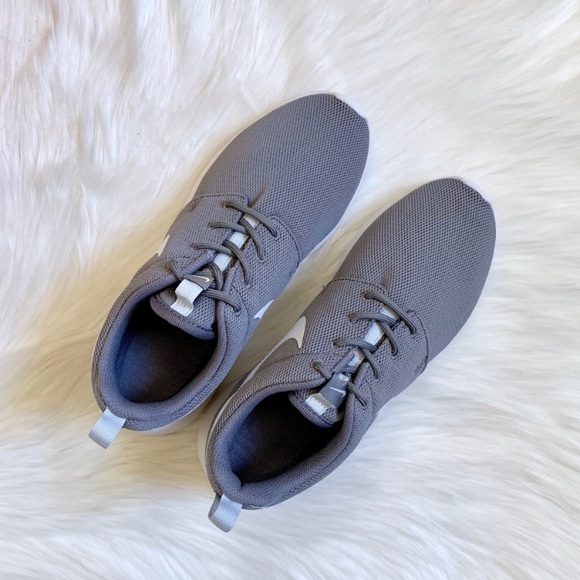Nike Roshe One Sneakers In Grey - Picture 3 of 8